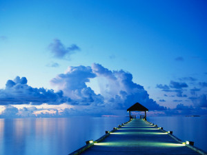 P?ístav p?i západu slunce na ostrov? White Sands v souostroví Maledivy.